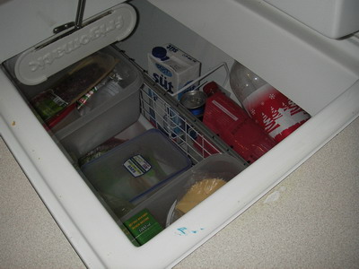 koelkast met mandjes en rekken